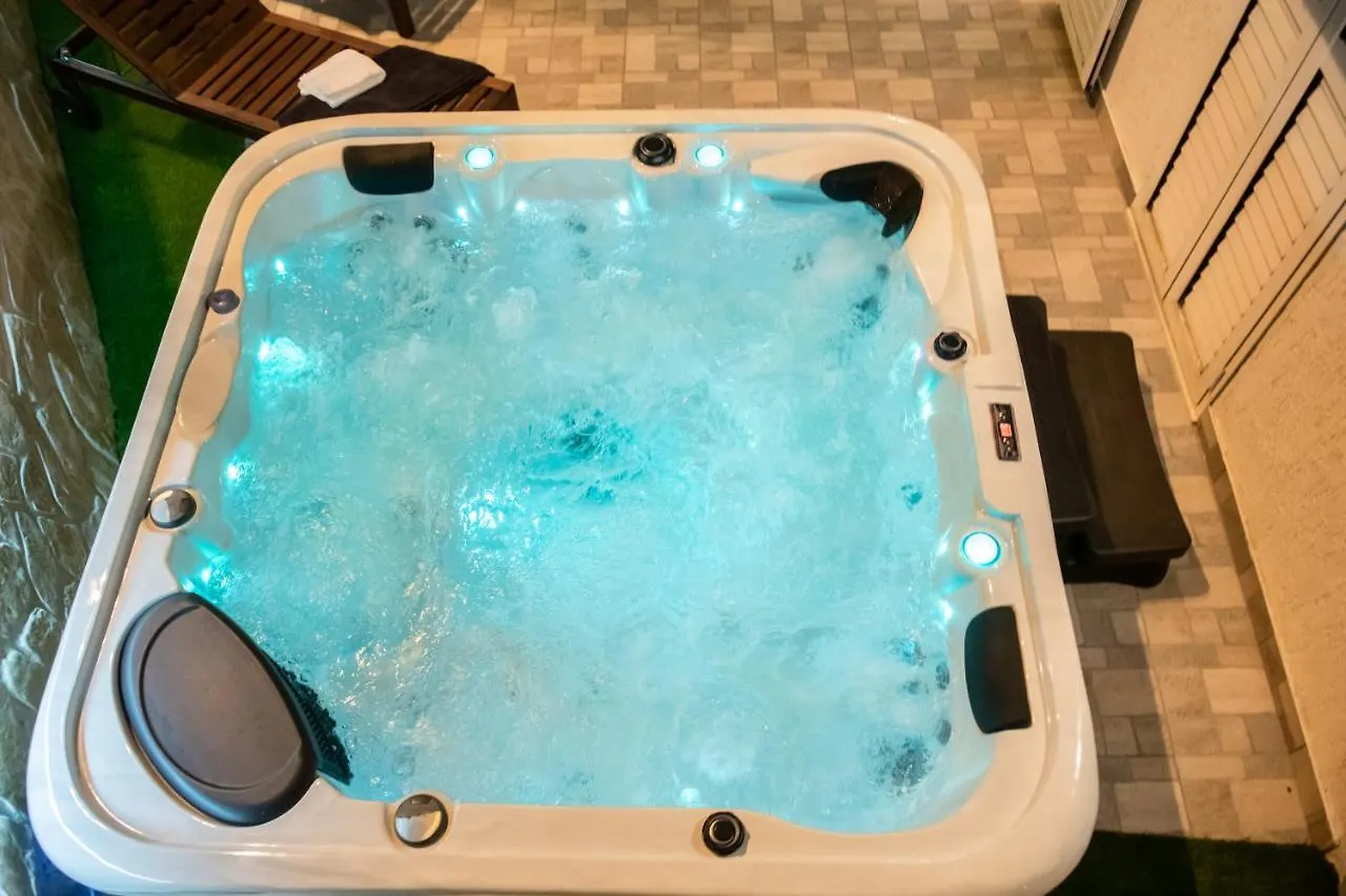 Apartment Pebbles - With Jacuzzi Split