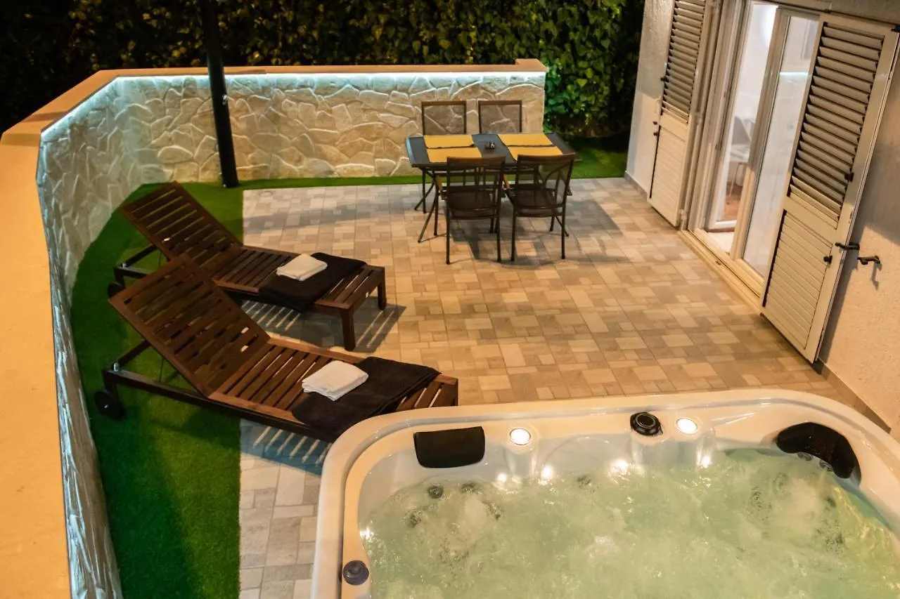 Apartment Pebbles - With Jacuzzi Split
