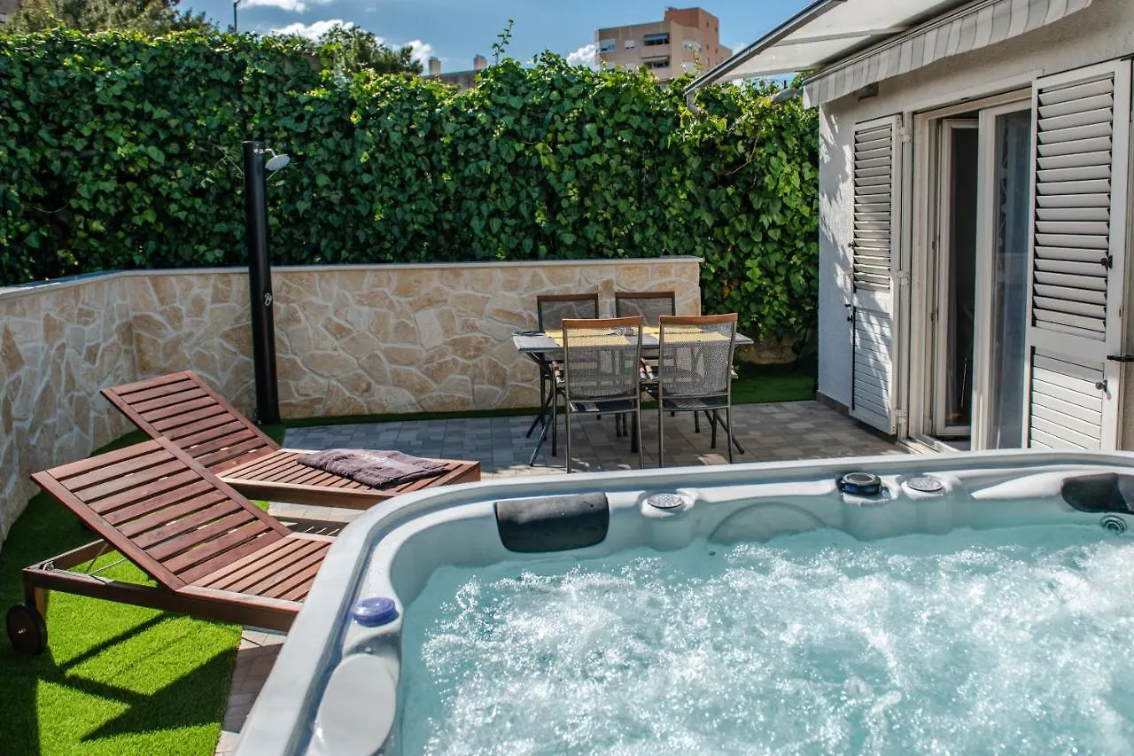 Apartment Pebbles - With Jacuzzi Split