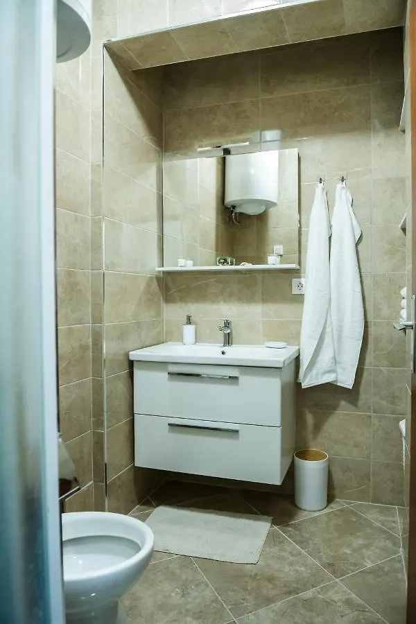 Apartment Pebbles - With Jacuzzi Split
