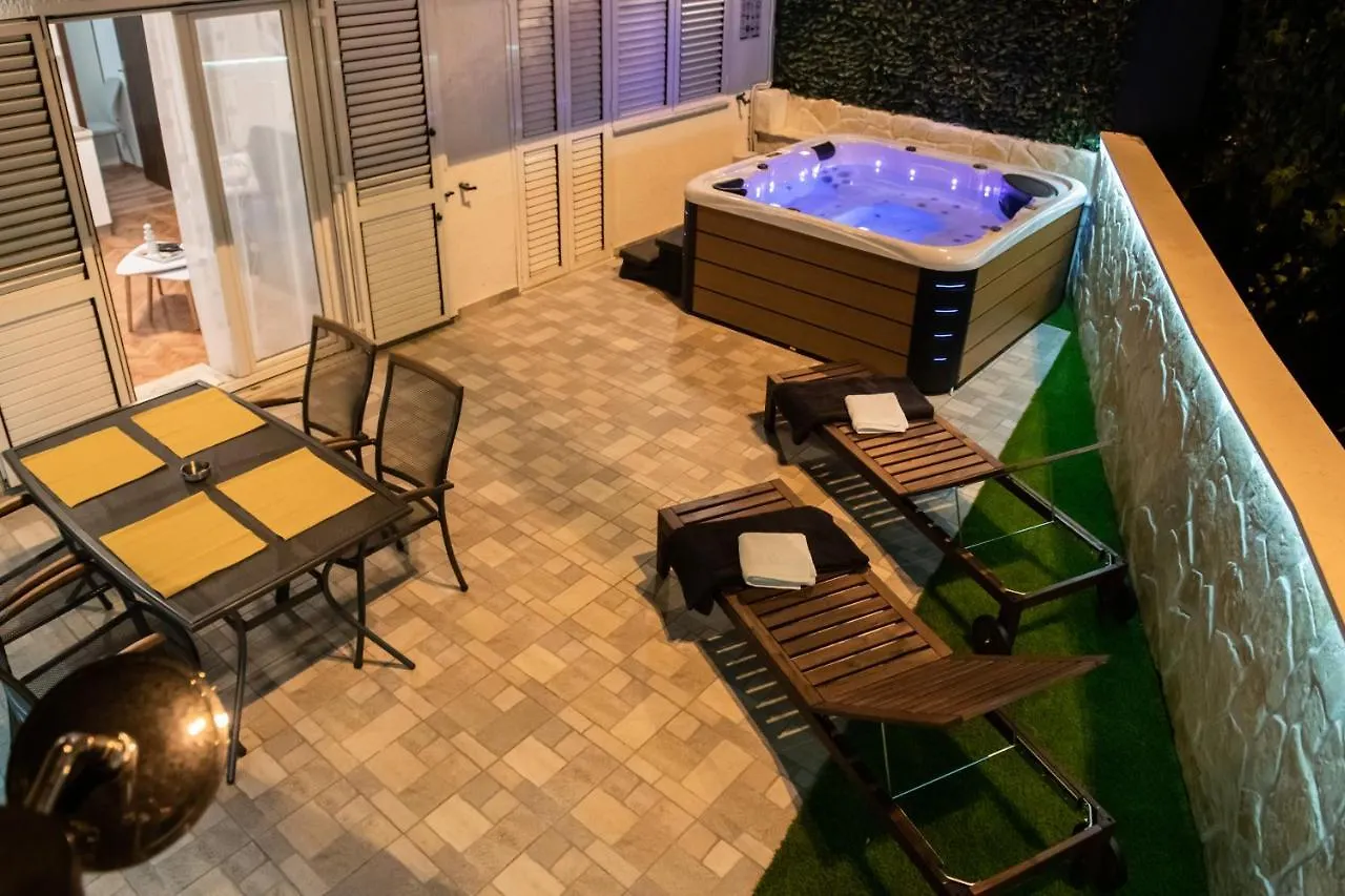 Apartment Pebbles - With Jacuzzi Split